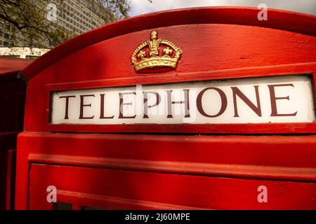 Gros plan d'un panneau téléphonique rouge britannique Banque D'Images