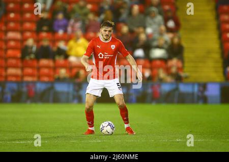 Oakwell, Barnsley, Angleterre - 26th avril 2022 Liam Kitching (5) de Barnsley - pendant le jeu Barnsley v Blackpool, Sky Bet EFL Championship 2021/22, à Oakwell, Barnsley, Angleterre - 26th avril 2022 crédit: Arthur Haigh/WhiteRosePhotos/Alamy Live News Banque D'Images