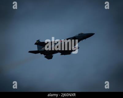 Un escadrille F-15C Eagle du 123rd Fighter Squadron part de la base de la Garde nationale aérienne de Portland, au cours des opérations de vol de nuit, le 21 avril 2022. Le vol de nuit est une condition essentielle pour les manœuvres de compétition de nuit du pilote de la Garde nationale aérienne de l'Oregon. (É.-U. Photo de la Garde nationale aérienne par le Sgt. Steph Sawyer) Banque D'Images