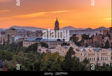 Paysage urbain et cathédrale au coucher du soleil à Malaga, Espagne. Banque D'Images