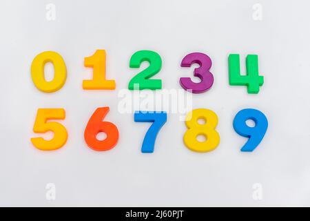 Nombres multicolores de 0 à 9 isolés sur fond blanc Banque D'Images
