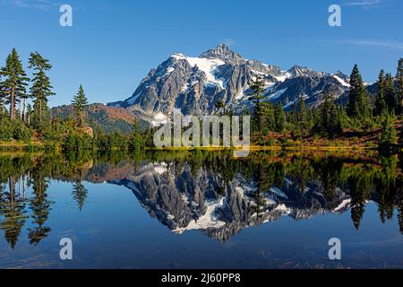 WA21459-00...WASHINGTON - le Mont Shuksan se reflète dans Picture Lake dans la région de Heather Meadows de Mount Baker - Forêt nationale de Snoqualmie. Banque D'Images