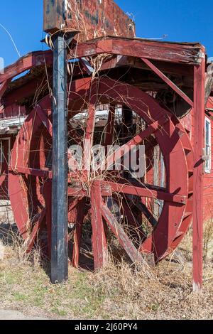 Chetopa, Kansas - la roue de l'eau pour l'usine de Grist Alvie Henson près de la rivière Neosho, dans le sud-est du Kansas. Banque D'Images