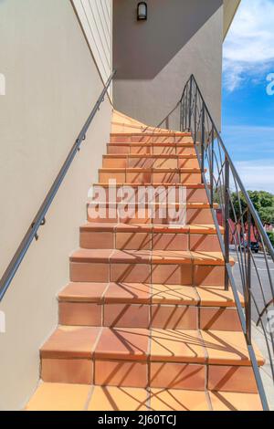 Escalier extérieur carrelé d'une maison avec des rampes en fer forgé à San Francisco, Californie Banque D'Images