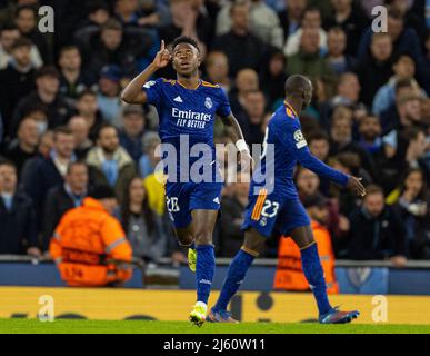 Manchester, Royaume-Uni. 27th avril 2022. Le Vinicius Junior (L) du Real Madrid célèbre après avoir obtenu son score lors du match 1st jambes de la Ligue des champions de l'UEFA entre Manchester City et le Real Madrid à Manchester, en Grande-Bretagne, le 26 avril 2022. Credit: Xinhua/Alay Live News Banque D'Images