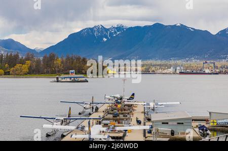 Avions flottants amarrés à l'aéroport du port de Vancouver. Hydravions à l'aéroport de Vancouver Harbour Flight Centre-avril 11,2022-Vancouver BC, Canada. Trave Banque D'Images