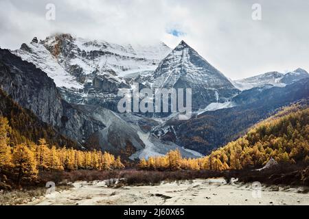 Mont Xiannairi (ou Chenrezig en tibétain) à Yading, comté de Daocheng, province du Sichuan, Chine Banque D'Images