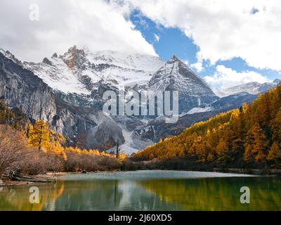 Mont Xiannairi (ou Chenrezig en tibétain) à Yading, comté de Daocheng, province du Sichuan, Chine Banque D'Images
