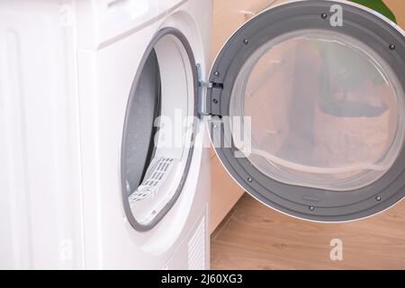 Machine à sécher dans la maison pour sécher le linge, les vêtements, le linge de lit. Sèche-linge. Banque D'Images
