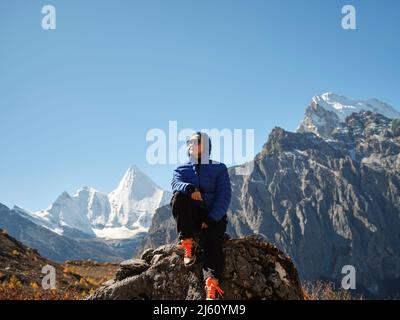 femme asiatique femme voyageur appréciant la nature dans le parc national de yading dans la province du sichuan, en chine, avec le mont jampayang en arrière-plan Banque D'Images