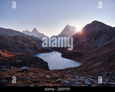 mont jampayang, mont chanadorje et lac boyongcuo au coucher du soleil dans le parc national de yading, comté de daocheng, province du sichuan, chine Banque D'Images