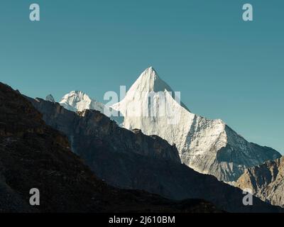 Yangmaiyong (ou Jampayang en langue tibétaine) sommet de montagne sous le ciel bleu à Yading, dans le comté de Daocheng, dans la province du Sichuan, en Chine Banque D'Images