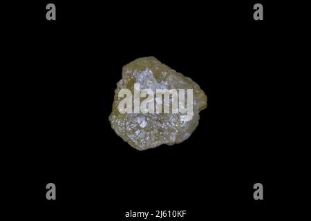 Diamant jaune brut non coupé. 5,7mm de diamètre, poids 1,9 carats. Sur fond noir. Banque D'Images