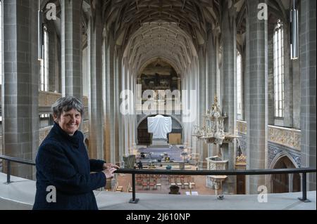 25 avril 2022, Saxe-Anhalt, Halle (Saale): Le pasteur Simone Carstens-Kant se tient dans le loft d'orgue. Pendant des mois, l'église 'Unser lieben Frauen' était un grand chantier de construction. Dans le cadre du concept du FEDER, le lieu de culte a été rénové en fonction de son statut de monument historique. Le Marktkirche à Halle est l'un des sites les plus visités et l'un des plus importants bâtiments de l'église gothique tardif de Saxe-Anhalt. Photo: Heiko Rebsch/dpa Banque D'Images