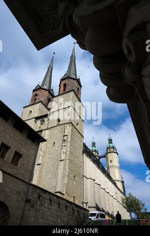 25 avril 2022, Saxe-Anhalt, Halle (Saale): Vue extérieure de la Halle Marktkirche. Pendant des mois, l'église 'Unser lieben Frauen' était un grand chantier de construction. Dans le cadre du concept du FEDER, le lieu de culte a été rénové en fonction de son statut de monument historique. Le Marktkirche à Halle est l'un des sites les plus visités et l'un des plus importants bâtiments de l'église gothique tardif de Saxe-Anhalt. Photo: Heiko Rebsch/dpa Banque D'Images