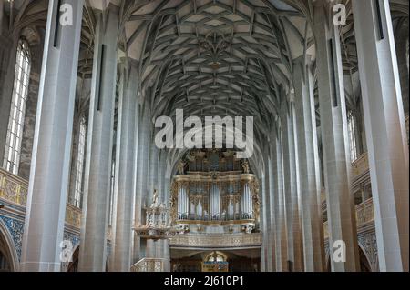 25 avril 2022, Saxe-Anhalt, Halle (Saale): Les colonnes minces soutenant la voûte ont été rénovées. Pendant des mois, l'église 'Unser lieben Frauen' était un grand chantier de construction. Dans le cadre du concept du FEDER, le lieu de culte a été rénové en fonction de son statut de monument historique. Le Marktkirche à Halle est l'un des sites les plus visités et l'un des plus importants bâtiments de l'église gothique tardif de Saxe-Anhalt. Photo: Heiko Rebsch/dpa Banque D'Images