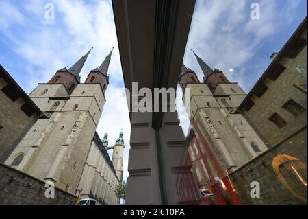 25 avril 2022, Saxe-Anhalt, Halle (Saale): Le Marktkirche se reflète dans un volet. Pendant des mois, l'église 'Unser lieben Frauen' était un grand chantier de construction. Dans le cadre du concept du FEDER, le lieu de culte a été rénové en fonction de son statut de monument historique. Le Marktkirche à Halle est l'un des sites les plus visités et l'un des plus importants bâtiments de l'église gothique tardif de Saxe-Anhalt. Photo: Heiko Rebsch/dpa Banque D'Images