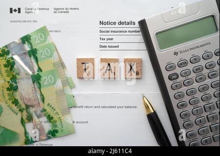 Calgary (Alberta) - le 24 avril 2022 : concept fiscal en monnaie canadienne. Banque D'Images