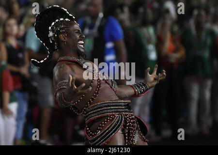 Rio de Janeiro,Brésil,24 avril 2022.Grande Rio samba école, du groupe spécial, pendant le carnaval dans la ville de Rio de Janeiro. Banque D'Images