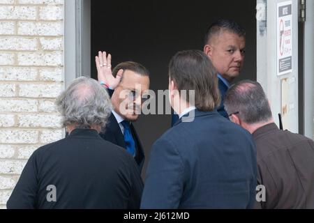 L'acteur Johnny Depp se fait une vague devant les fans lors d'une pause de son procès anti-diffamation au palais de justice du comté de Fairfax à Fairfax, va, USA, le lundi 25 avril 2022. Photo de Chris Kleponis/CNP/ABACAPRESS.COM Banque D'Images