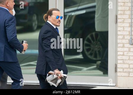 L'acteur Johnny Depp arrive pour son procès anti-diffamation au palais de justice du comté de Fairfax à Fairfax, va, USA, le lundi 25 avril 2022. Photo de Chris Kleponis/CNP/ABACAPRESS.COM Banque D'Images