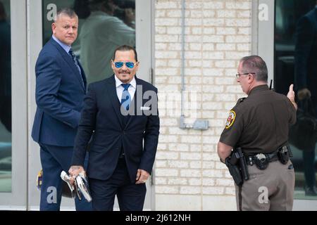 L'acteur Johnny Depp arrive pour son procès anti-diffamation au palais de justice du comté de Fairfax à Fairfax, va, USA, le lundi 25 avril 2022. Photo de Chris Kleponis/CNP/ABACAPRESS.COM Banque D'Images