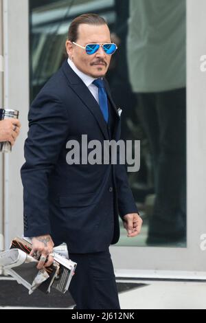 L'acteur Johnny Depp arrive pour son procès anti-diffamation au palais de justice du comté de Fairfax à Fairfax, va, USA, le lundi 25 avril 2022. Photo de Chris Kleponis/CNP/ABACAPRESS.COM Banque D'Images