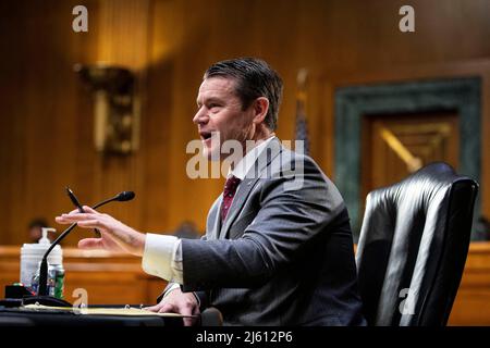 Le sénateur Todd Young, républicain de l'Indiana, s'exprime lors d'une audience du Comité sénatorial des relations étrangères à Washington, DC, USA, le mardi 26 avril, 2022. Lundi, le secrétaire d'État et le secrétaire à la défense ont engagé un total de $713 millions de dollars en financement militaire étranger pour l'Ukraine et 15 pays alliés et partenaires. Photo d'Al Drago/Pool/ABACAPRESS.COM Banque D'Images