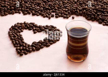 Saint-Valentin ou mariage, amour, noir, cadre. Grains de café en forme de cœur. Grains de café en forme de tasse avec coeur Banque D'Images