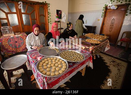 Gaza, Palestine. 26th avril 2022. Une famille palestinienne fabrique des bonbons traditionnels chez elle dans le centre de la bande de Gaza. Partout dans le monde, les musulmans se préparent à célébrer le bienheureux Eid Al-Fitr, qui coïncide avec la fin du mois Saint du Ramadan. (Photo de Yousef Masoud/SOPA Images/Sipa USA) crédit: SIPA USA/Alay Live News Banque D'Images