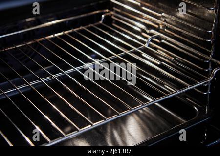 Plaque de cuisson électrique à l'intérieur avec grille pour la vaisselle Banque D'Images