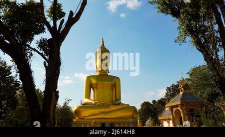 La plus haute statue de bouddha doré du Laos. Temple Wat Tha Xang, Vientiane, Laos. Indochine, Asie du Sud-est, Asie, Asie. Banque D'Images