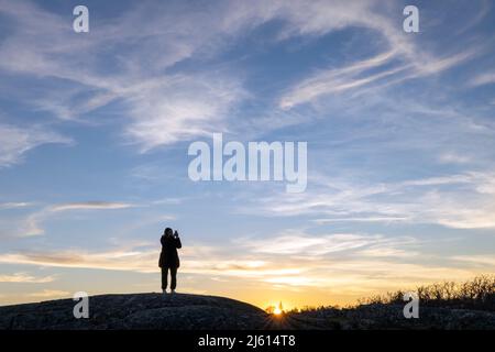 Personne prenant des photos du coucher du soleil. Parc Uplands à Oak Bay - Victoria, île de Vancouver, Colombie-Britannique, Canada Banque D'Images