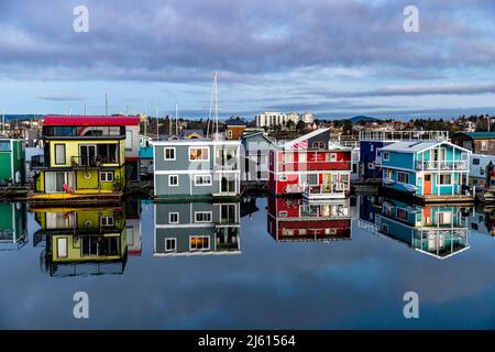 Maisons flottantes colorées à Fisherman's Wharf, port intérieur de Victoria - Victoria, île de Vancouver, Colombie-Britannique, Canada Banque D'Images