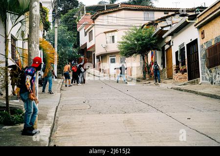 Cali, Colombie. 20th juillet 2021. Les manifestants ont vu tenter de repousser la police et lancer des pierres pendant la manifestation.Une grève nationale a été organisée pour le jour de l'indépendance de la Colombie. La manifestation est une série de manifestations en cours qui ont commencé en avril 2021 en réaction à un projet de loi de réforme fiscale qui a augmenté les prix des produits de base. Des violences ont éclaté entre les manifestants et la police. (Image de crédit : © David Lombeida/SOPA Images via ZUMA Press Wire) Banque D'Images