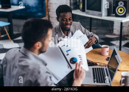 Les employés préparent des documents pour se réunir et discuter des données. Banque D'Images