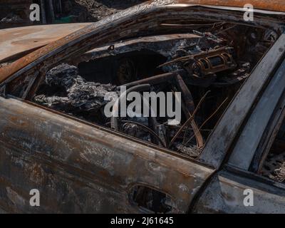 Irpin, Ukraine - avril 2022 : voitures brûlées à la suite de l'attentat à la bombe d'Irpin. Agression militaire russe contre l'Ukraine. Frappe de missiles sur le quartier résidentiel. Voitures brûlées dans les rues de la ville Banque D'Images