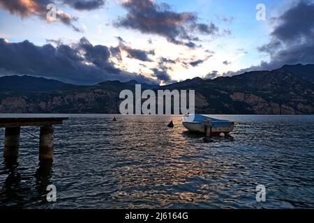 Un coucher de soleil vue de Malcesine, lac de Garde. Banque D'Images