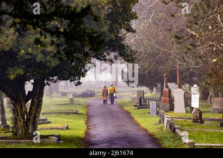 Couple marchant dans le cimetière de Ross Bay - Victoria, île de Vancouver, Colombie-Britannique, Canada Banque D'Images