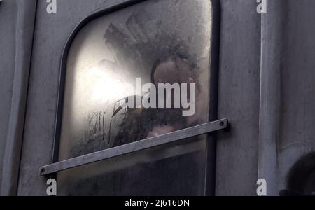 KIEV, UKRAINE 07 mars. Une femme regarde ses proches et presse ses paumes contre la fenêtre d'un train d'évacuation à la gare centrale, alors que l'invasion de l'Ukraine par la Russie se poursuit le 07 mars 2022 à Kiev, en Ukraine. La Russie a commencé une invasion militaire de l'Ukraine après que le Parlement russe ait approuvé des traités avec deux régions sécessionnistes de l'est de l'Ukraine. C'est le plus grand conflit militaire en Europe depuis la Seconde Guerre mondiale Banque D'Images