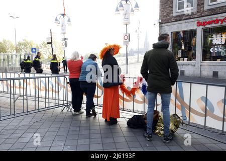 MAASTRICHT -pays-Bas, 2022-04-27 07:59:06 MAASTRICHT - les premiers fans Orange pendant la journée du Roi à Maastricht. Après deux années de corona silencieuse, les Hollandais célèbrent la Journée du Roi comme d'habitude. ANP MARCEL VAN HORN pays-bas OUT - belgique OUT Banque D'Images