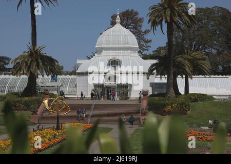 San Francisco, États-Unis. 26th avril 2022. Les gens visitent le Conservatoire des fleurs au Golden Gate Park à San Francisco, aux États-Unis, le 26 avril 2022. Credit: Liu Yilin/Xinhua/Alay Live News Banque D'Images