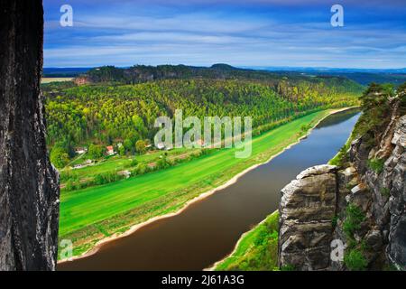 L'Elbe, vue depuis le pont de Bastei en Suisse saxonne, au lever du soleil et la brume sur l'Elbe, parc national de la Suisse saxonne. Magnifique germe Banque D'Images