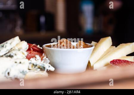 Assiette à fromage. Sauce avec différents types de fromage. Banque D'Images