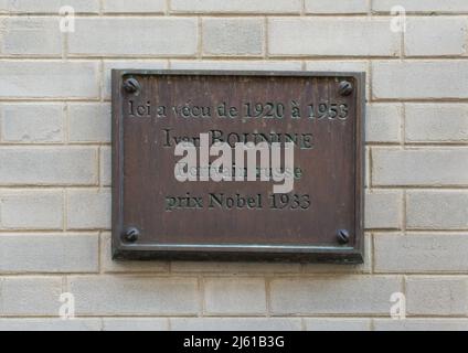 Plaque commémorative dédiée au romancier russe Ivan Bunin (1870-1953) dans la maison où il a vécu en exil de 1920 à 1953, rue Jacques Offenbach à Paris, France. Banque D'Images