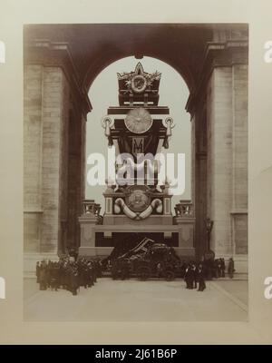 Catafalque du romancier français Victor Hugo sous l'Arc de Triomphe à Paris, France, lors des funérailles d'État de Victor Hugo en mai 1885. Photographie en noir et blanc prise par le photographe français Louis-Antonin Neurdein le 31 mai 1885. L'immense cénotaphe sous l'Arc de Triomphe a été conçu par l'architecte français Charles Garnier. Banque D'Images