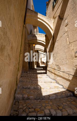 Promenades étroites dans les rues de Sasso Barisano disrtict de Matera, Basilicate, Italie. Banque D'Images