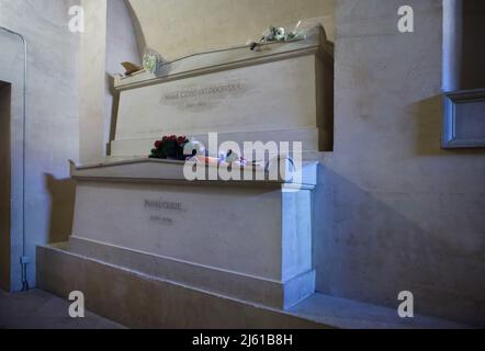 Tombes du physicien français Pierre Curie et de sa femme Marie Skłodowska-Curie dans la crypte du Panthéon à Paris, France. Banque D'Images
