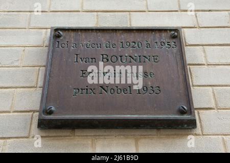 Plaque commémorative dédiée au romancier russe Ivan Bunin (1870-1953) dans la maison où il a vécu en exil de 1920 à 1953, rue Jacques Offenbach à Paris, France. Banque D'Images