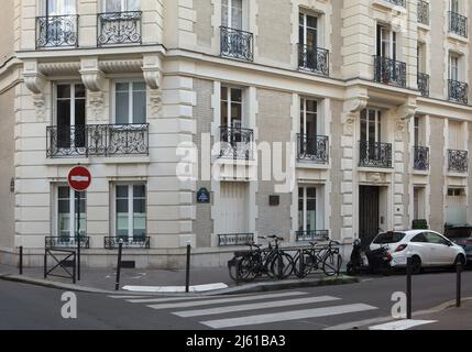 Maison résidentielle où le romancier russe Ivan Bunin (1870-1953) a vécu en exil de 1920 à 1953 dans la rue Jacques Offenbach à Paris, France. La plaque commémorative consacrée à Ivan Bunin est installée sur la maison. Banque D'Images